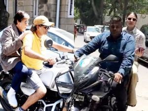 अमिताभ बच्चन, अनुष्का शर्मा को ‘लिफ्ट' देने वालों पर हेलमेट न पहनने पर लगा जुर्माना