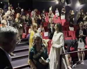 कान 2025 की स्क्रीनिंग में दर्शकों ने ‘अरण्येर दिन रात्रि' का खड़े होकर किया सम्मान