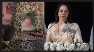  हेमा मालिनी ने धर्मेंद्र की याद में मथुरा में किया प्रार्थना सभा का आयोजन