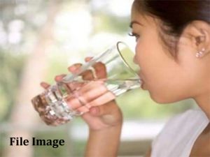 सुबह खाली पेट पानी पीने के फायदे