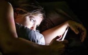 रात में देर तक मोबाइल स्क्रीन को देखने से बढ़ सकता है आपका ब्लड शुगर लेवल 