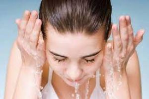  गर्मी में बार-बार धोते हैं चेहरा? तो जानें इससे त्वचा को होने वाले नुकसान