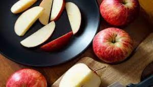 सेहत के लिए फायदेमंद है सेब लेकिन गलत समय पर खाने से होगा नुकसान, जानिए कब खाएं