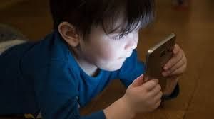  बच्चे की मोबाइल यूज करने की लत छुड़ाने के लिए फॉलो करें ये आसान टिप्स