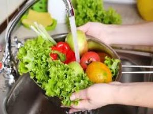 फल और सब्जियों को साफ करने का सही तरीका क्या है? एक्सपर्ट से जानें 