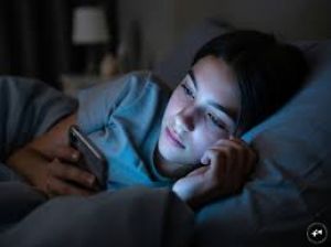  स्क्रीन टाइम और तनाव बढ़ा रहा युवाओं में माइग्रेन और नींद की कमी
