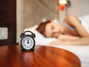 आयुर्वेद के अनुसार दिन में सोना किसके लिए फायदेमंद है और किसके लिए नहीं?