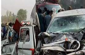 दो वाहन भिड़े, आठ लोगों की मौत और 10 घायल दो वाहन भिड़े, आठ लोगों की मौत और 10 घायल