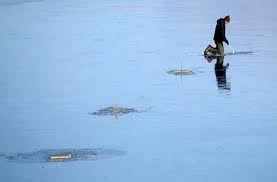  झील पर जमी बर्फ की मोटाई  नाप रहे व्यक्ति की डूबने से मौत