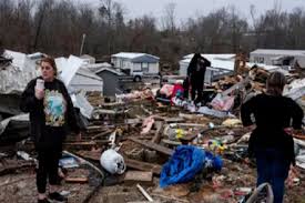 अमेरिका में बवंडर, धूल भरी आंधी और जंगल में आग से कम से कम 37 लोगों की मौत अमेरिका में बवंडर, धूल भरी आंधी और जंगल में आग से कम से कम 37 लोगों की मौत