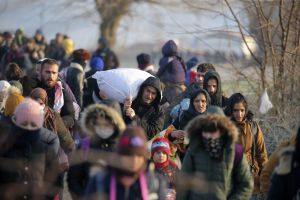  ग्रीस ने तुर्की की सीमा पार कर रहे दस हजार शरणार्थियों को रोका