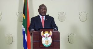  दक्षिण अफ्रीका ने देश में राष्ट्रीय आपात काल की घोषणा की