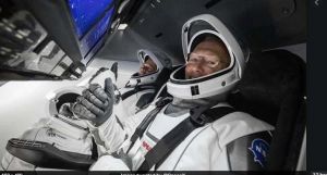     नासा के दो अंतरिक्ष यात्री स्पेसएक्स के ऐतिहासिक प्रक्षेपण के लिये अंतरिक्ष पोशाक पहन कर तैयार