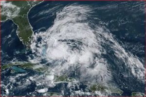 तूफान इसायस के कारण फ्लोरिडा में भारी बारिश