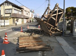 भूकंप के बाद भूस्खलन की वजह से कई लोग घायल