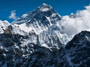  नेपाली पर्वतारोही ने एक मौसम में सबसे कम समय में दो बार एवरेस्ट पर चढाई का विश्व रिकॉर्ड बनाया