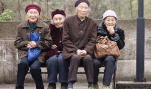  बुजुर्गों की बढ़ती आबादी, जन्म दर में कमी से चिंता में चीन