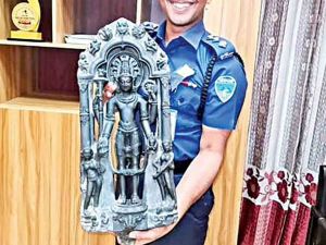  बांग्लादेश में मिली भगवान विष्णु की एक हजार साल पुरानी काले पत्थर की अद्भुत मूर्ति