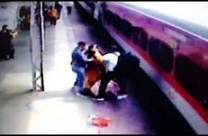  चलती ट्रेन में चढ़ने की लापरवाही से महिला का पैर फिसला, अन्य यात्रियों ने बचाई जान