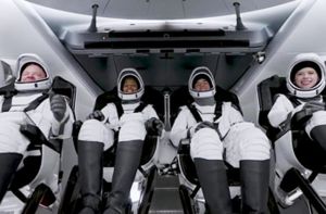   ‘स्पेसएक्स' ने रचा इतिहास, पृथ्वी का चक्कर लगाने के लिए चार लोगों को निजी उड़ान से किया रवाना