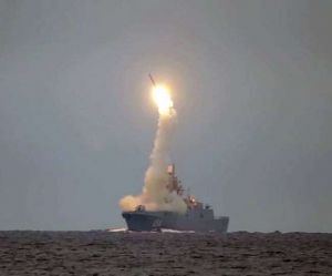  रूस ने पनडुब्बी से नई हाइपरसोनिक मिसाइल का परीक्षण किया
