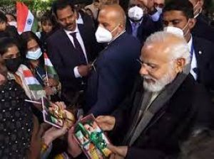 स्कॉटलैंड में प्रवासी भारतीयों ने प्रधानमंत्री मोदी को उनकी आवक्ष प्रतिमा भेंट की
