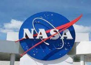 नासा ने अंतरिक्षयात्रियों को चांद पर भेजने के अभियान का समय एक वर्ष बढ़ाया