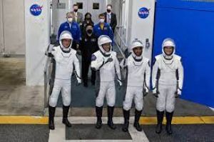 स्पेसएक्स चालक दल के अंतरिक्ष में जाने के साथ 60 वर्षों में अंतरिक्षयात्रियों की संख्या 600 हुई