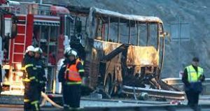 बस के दुर्घटनाग्रस्त होने पर आग लग गई, 45 लोगों की मौत