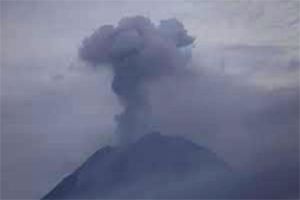 ज्वालामुखी फूटा, एक व्यक्ति की मौत, कई अन्य घायल