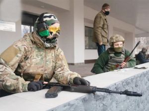 रूस-यूक्रेन युद्ध: राजधानी कीव कीव को बचाने यूक्रेन के आम लोगों ने उठाईं बंदूकें  