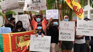  श्रीलंका में आर्थिक संकट को लेकर बढ़ते विरोध के बीच 40 सांसद सत्‍ताधारी गठबंधन से हटे