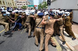 श्रीलंका संकट :रक्षा मंत्रालय ने दंगाइयों को गोली मारने का आदेश दिया