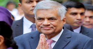यूनाइटेड नेशनल पार्टी के नेता रानिल विक्रम सिंघे ने एक बार फिर श्रीलंका के प्रधानमंत्री पद की शपथ ली