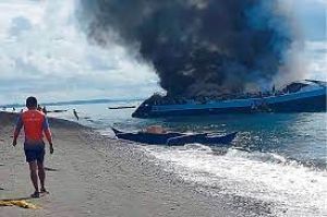 नौका में आग लगने से सात लोगों की मौत