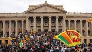  श्रीलंका में राष्ट्रपति राजपक्षे के देश छोड़ने के बाद आपातकाल की घोषणा : प्रधानमंत्री कार्यालय