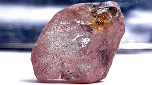 अंगोला की खदान से पिछले 300 साल में सबसे बड़ा गुलाबी हीरा मिला