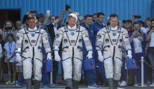 रूसी अंतरिक्ष यान से तीन अंतरिक्षयात्री अंतरराष्ट्रीय अंतरिक्ष स्टेशन पहुंचे