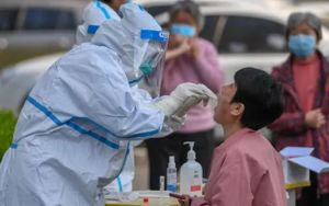  चीन में कोविड संक्रमण के बढते मामलों को देखते हुए फिर से लॉकडाउन और यात्रा पर प्रतिबंध