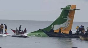  छोटा यात्री विमान दुर्घटना के बाद विक्टोरिया झील में गिरा, 19 लोगों की मौत