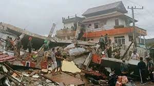  इंडोनेशिया में भूकंप से 56 लोगों की मौत औैर 700 लोग घायल