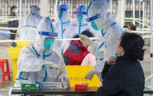 चीन के शीर्ष स्‍वास्‍थ्‍य अधिकारी ने इस सर्दी में कोरोना की तीन लहर की आशंका व्‍यक्‍त की