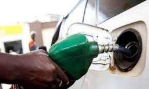 आईएमएफ को खुश कर कर्ज पाने के लिए पाक सरकार ने कि पेट्रोल और गैस की कीमतों में वृद्धि