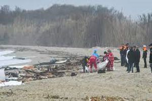 इटली के तट के निकट प्रवासियों की नौका दुर्घटनाग्रस्त, 30 लोगों की मौत
