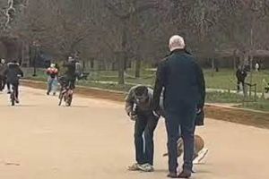 ब्रिटेन के प्रधानमंत्री ने पार्क में बिना 'चेन' टहलाया कुत्ता...! तो पुलिस ने दिलाई नियमों की याद...!