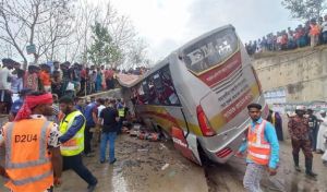 सड़क हादसे में कम से कम 19 यात्रियों की मौत, 30 घायल