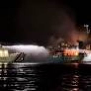 नौका में आग लगने से 12 लोगों की मौत, सात अन्य लापता
