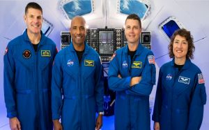  नासा ने पचास वर्षों में चंद्रमा का चक्कर लगाने के लिए अंतरिक्ष यात्रियों की चार सदस्यीय टीम की घोषणा की