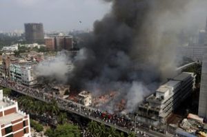  बांग्लादेश के कपड़ा बाजार में भीषण आग लगी