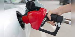 पाकिस्तान में पेट्रोल 10 रुपये लीटर महंगा हुआ